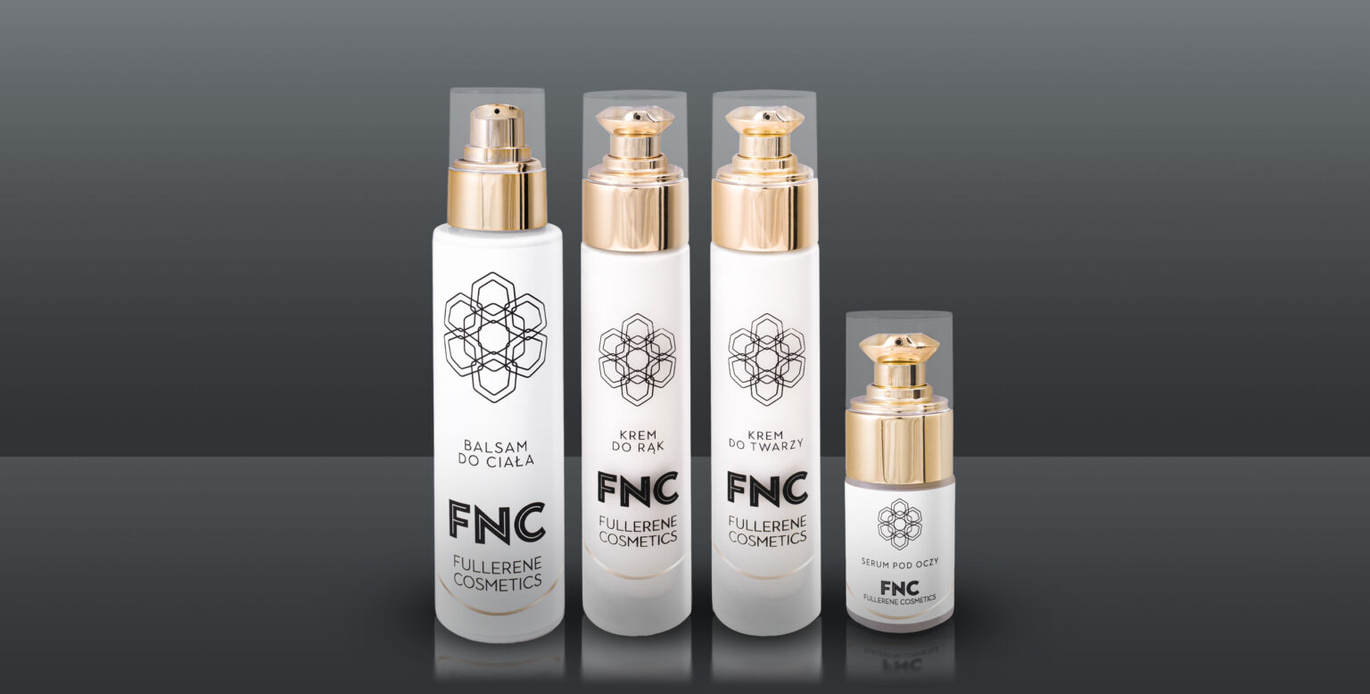 Balsam do ciała, krem do rąk, krem do twarzy, serum Fullerene Cosmetics w rzędzie obok siebie na szarym tle