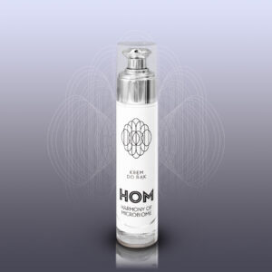 Butelka kremu do rąk Harmony of Microbiome na szarym tle