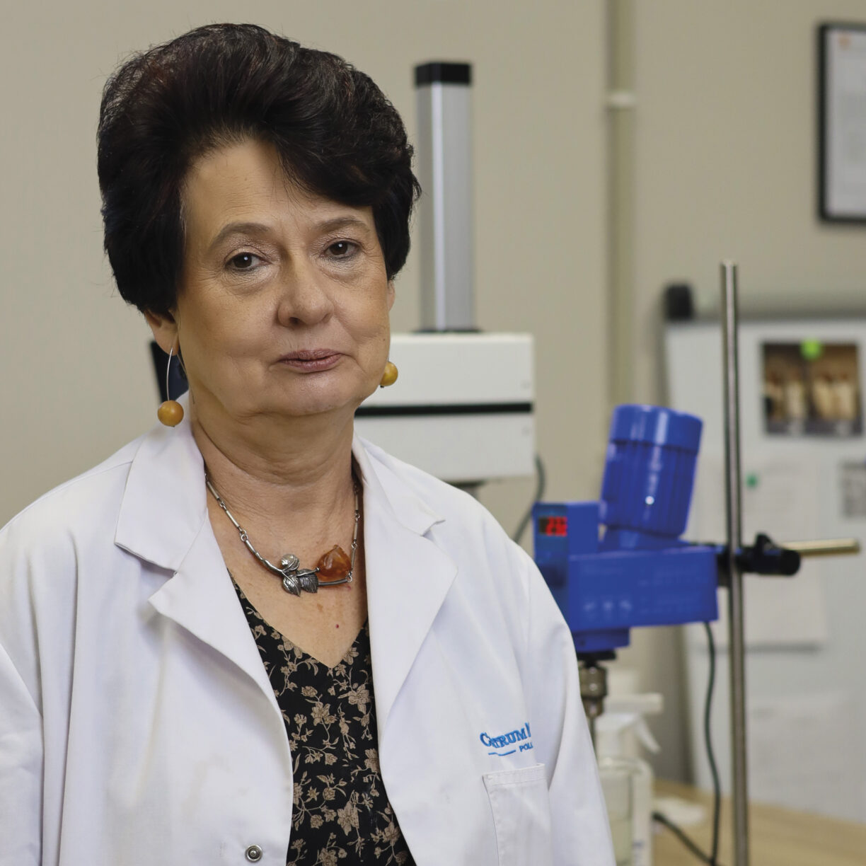 Portret farmaceutki ubranej w biały fartuch w laboratorium Centrum Medicum Poland.