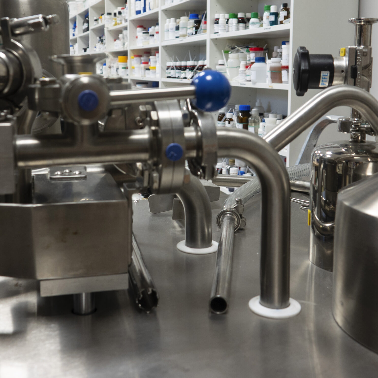 Sprzęt oraz preparaty na półkach w laboratorium Centrum Medicum Poland.