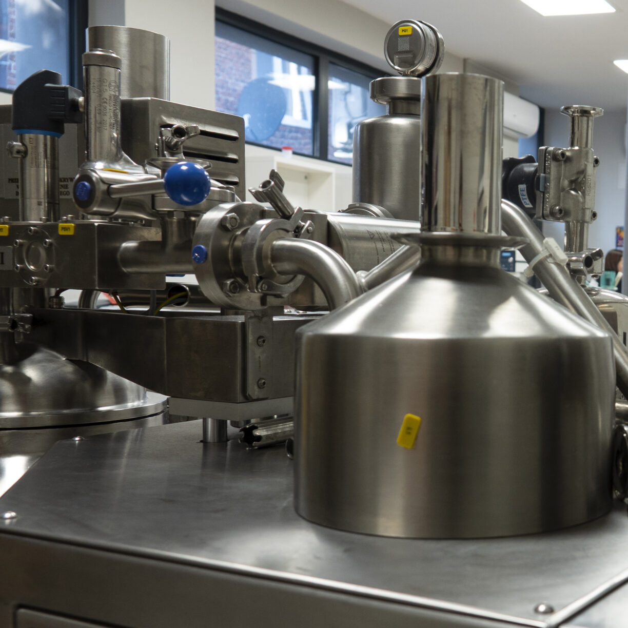 Maszyny w laboratorium Centrum Medicum Poland.